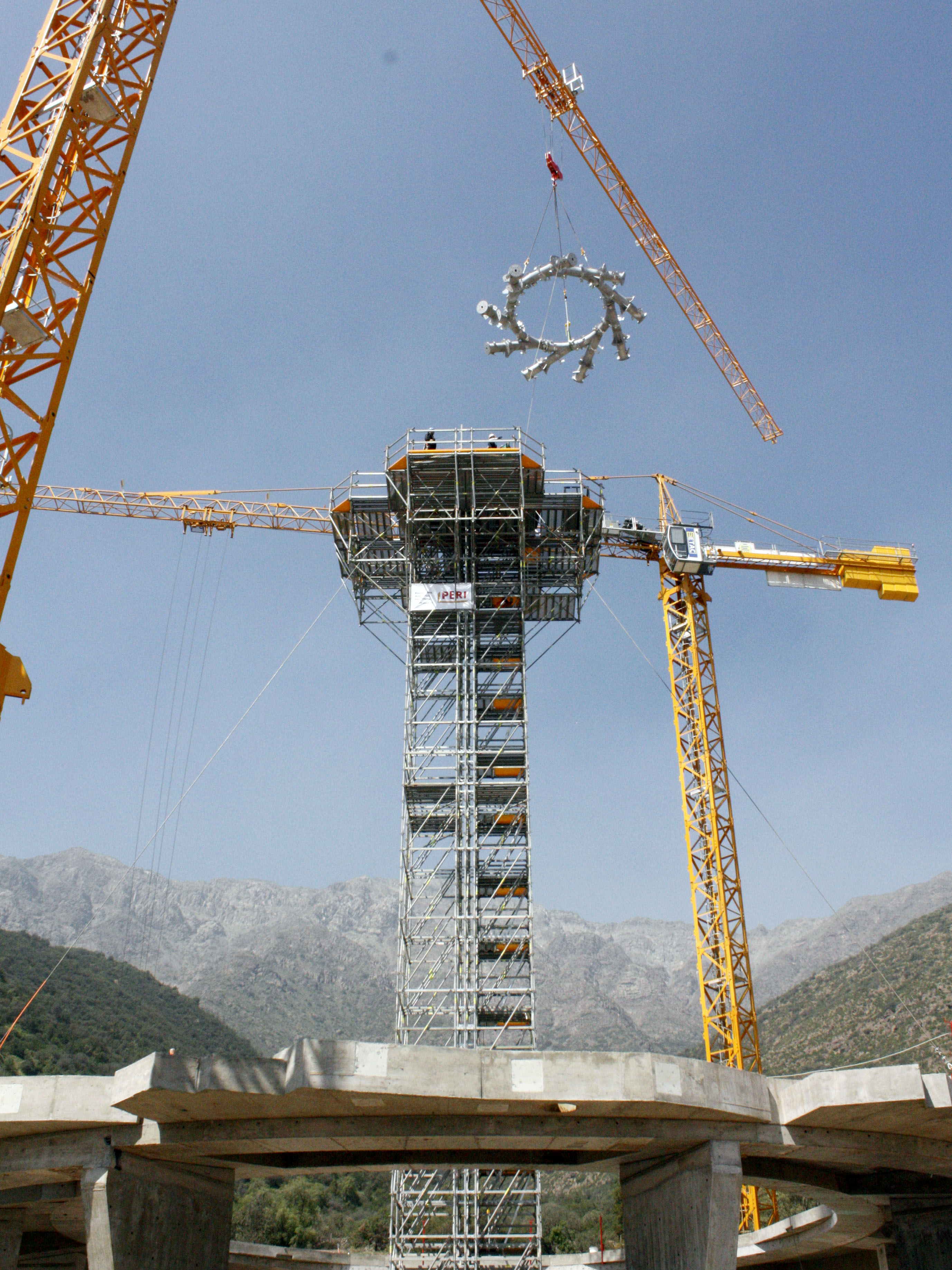Installation of the oculus ring tube at the apex of the Temple that unites the 9 wings of the Temple together.