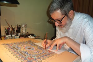 آیتالله عبدالحمید معصومی تهرانی در حال اتمام قطعۀ هنری. کلمات این کار هنری از آثار حضرت بهاءالله میباشد.