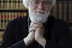 دکتر روآن ویلیامز، اسقف اعظم سابق کانتربری (Canterbury). به عنوان اسقف اعظم کنتربری (Canterbury)، دکتر ویلیامز، بالاترین کشیش جماعت انگلیکان سراسر جهان بوده است. وی هدیۀ آیتالله معصومی تهرانی به بهائیان را عملی "بسیار ارزشمند" توصیف کرد. (عکس اهدائی کالج مجدلیه)