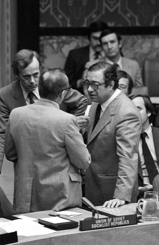 دکتر کلوویس مقصود، سمت راست، در عکسی از سال 1982 در حال سخن‌رانی در سازمان ملل متّحد وقتی که وی سفیر اتّحادیّۀ کشورهای عربی در آن سازمان بود. (از آلبوم سازمان ملل/ یوتاکا ناگاتا)