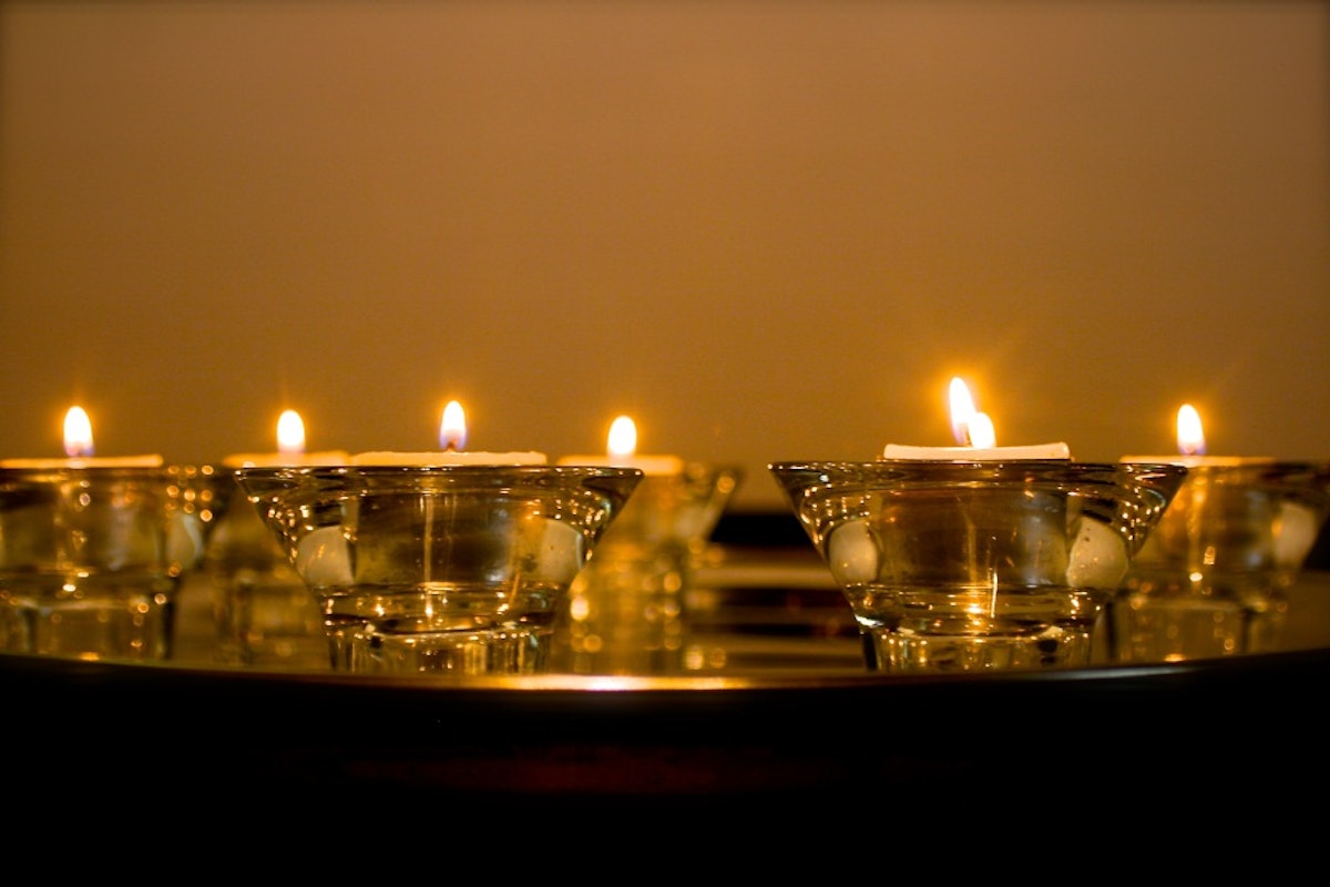 در ۲٧ ماه مه ۲٠١٤، نمایندگان ادیان مهم بریتانیا در یک گردهم‌آیی در کلیسای وست‌مینستر هفت شمع روشن کردند، هریک به نام یکی از مدیران پیشین جامعۀ بهائی ایران که هم‌اکنون در زندان به سر می‌برند.