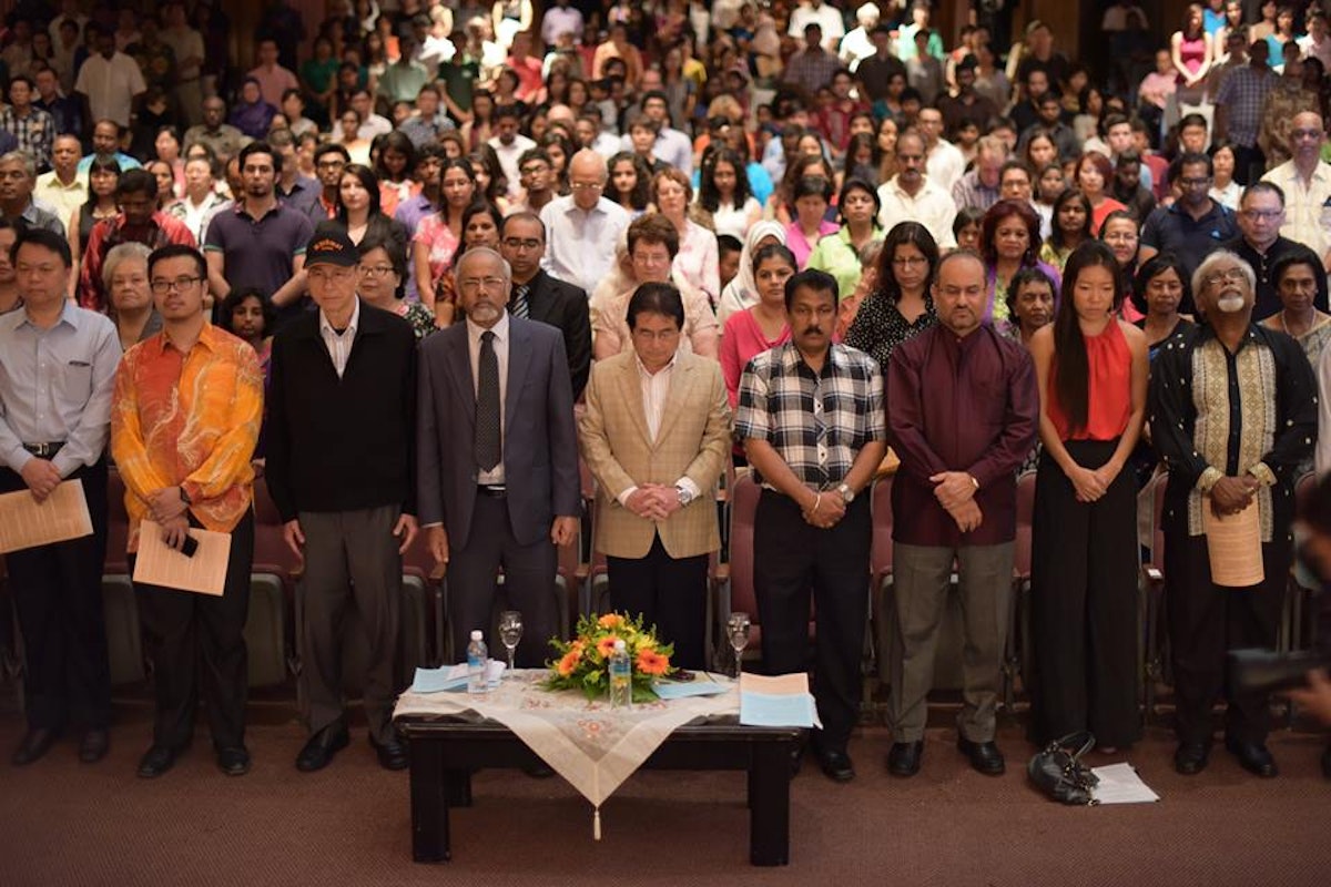 Autoridades, incluidos representantes del gobierno y comunidades religiosas, participaron en la Devocional Merdeka por la Unidad el último día del primer Festival Bahá'í Malayo de Música 2014. En la foto aparecen observando un minuto de silencio en recuerdo de las víctimas del vuelo MH17 de Malaysian Airlines.
