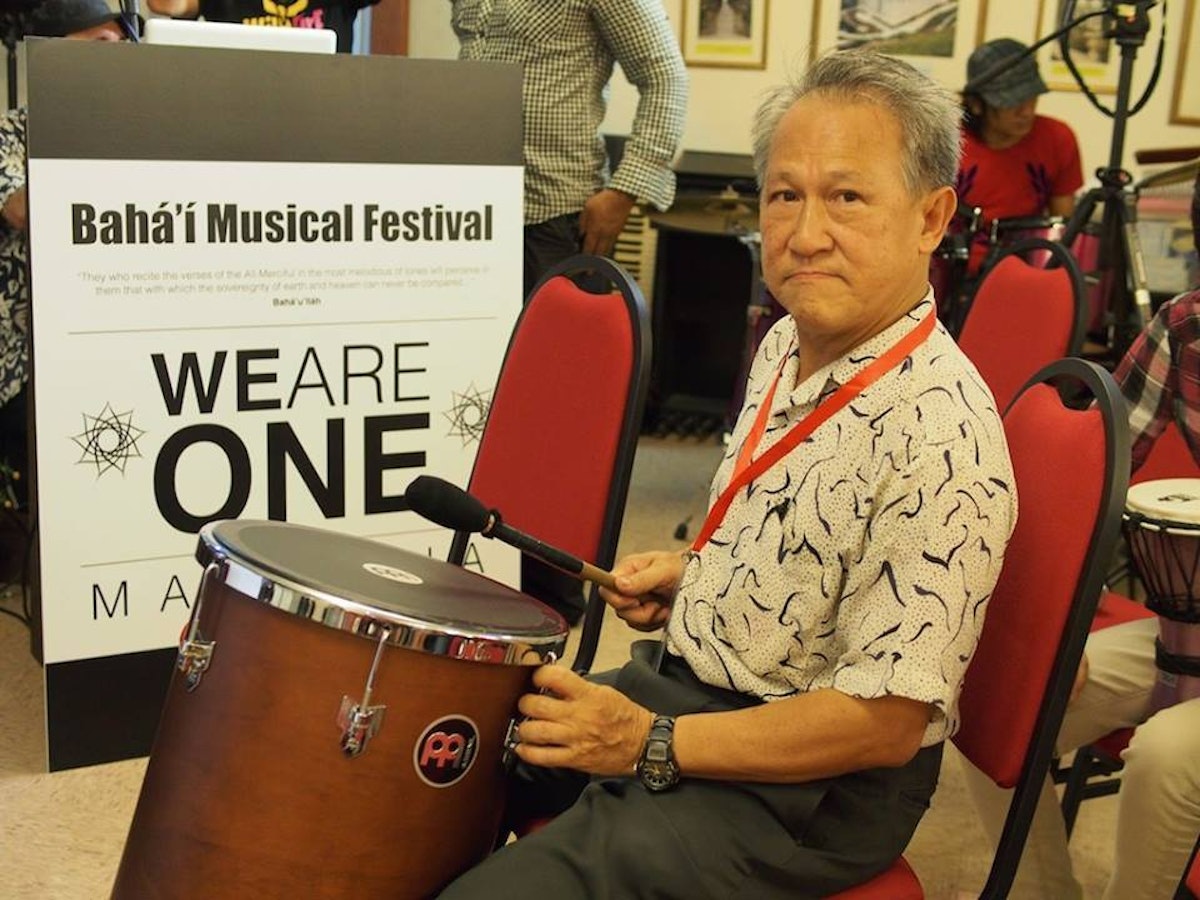 El participante mayor del Festival, el Tío Chin de Sabah, de 62 años, se unió con entusiasmo a la composición musical.