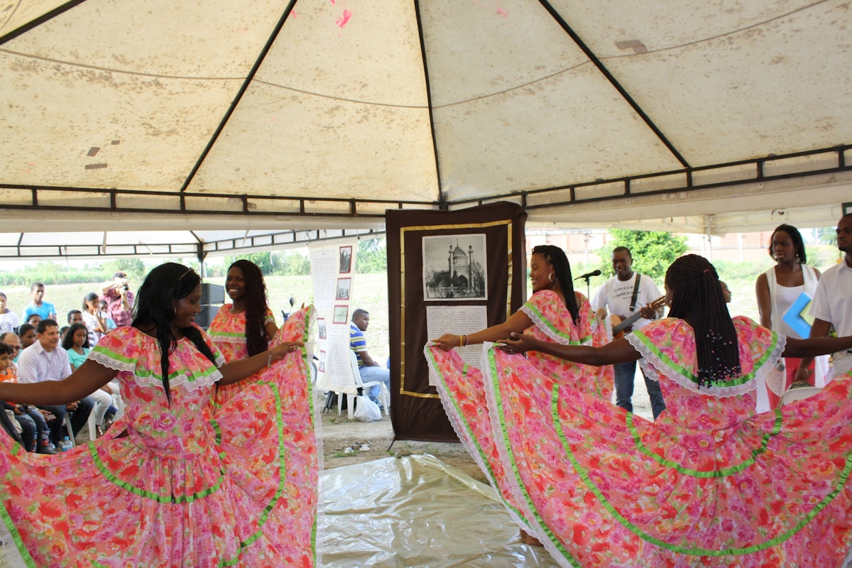 جوانان در حال اجرای یک رقص محلّی.