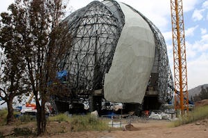 کار نصب شیشهی بیرونیبر نُه بدنهی بالمانند مشرقالاذکار به خوبی پیش میرود.