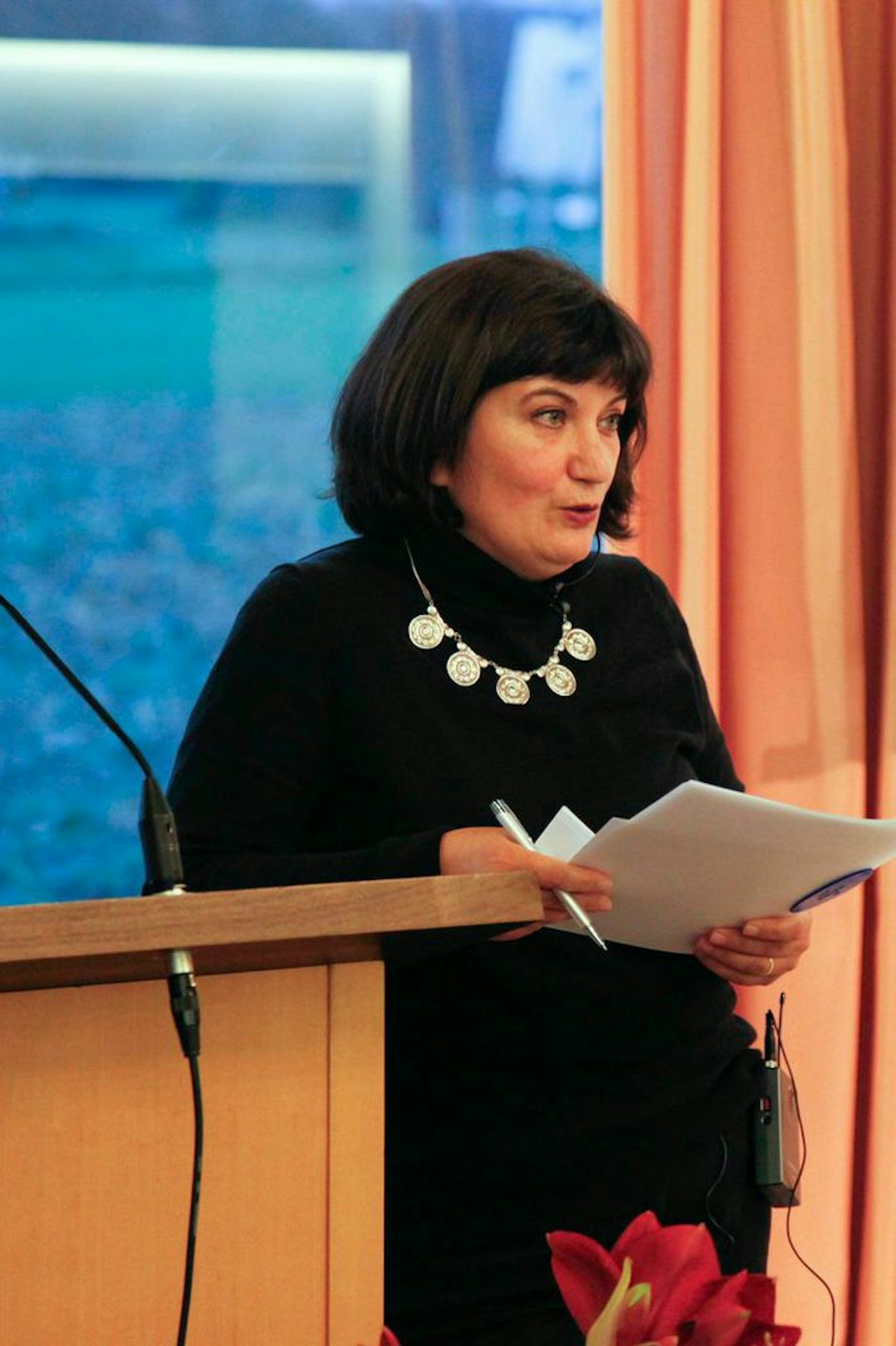 Canan Topcu, a Turkish-born journalist and member of the Neue deutsche Medienmacher (New German Media Makers) moderated the panel discussion at the National Baha'i Centre outside Frankfurt, Germany on 7 December 2014.
