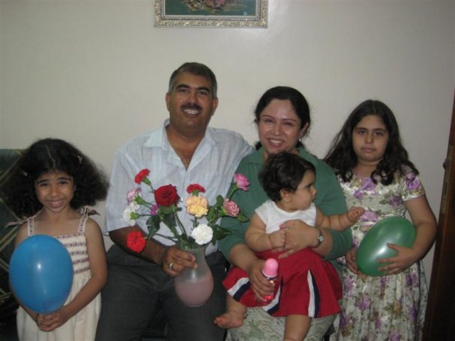 حامد کمال بن حیدرا با خانواده‌اش قبل از زندانی شدن.