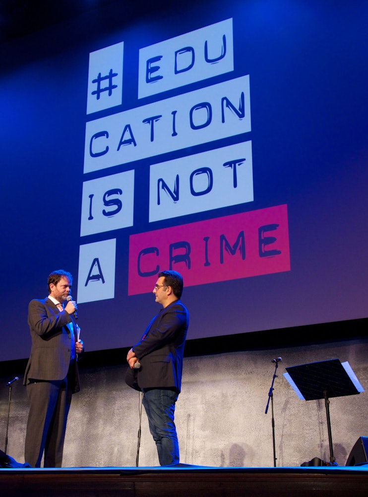 هنرپیشه رین ویلسون در حال گفتگو با روزنامه‌نگار و فیلم‌ساز، مازیار بهاری، در برنامۀ زندۀ "آموزش جرم نیست" در لس‌آنجلس، ٢٧ فوریه ٢٠١۵
