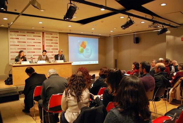 یک صحنه از اجرای میز گرد و مباحثه در مورد "دین و تغییر اجتماعی" در کنفرانسی در بارۀ دین و حاکمیّت که در بارسلونا، اسپانیا برگزار شد.