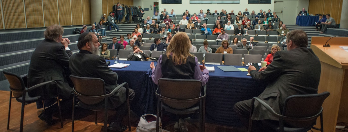 میز گردی با عنوان «جامعۀ سالم ما: پلی بر روی شکاف دین و سکولاریسم»، که در تاریخ ۲۲-۲۴ مارس ۲۰۱٥ در دانشگاه بریتیش کلمبیا در ونکوور کانادا برگزار شد.
