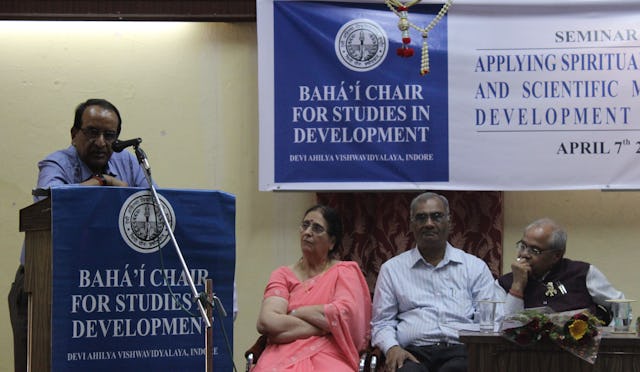 El Sr. Shravan Garg (en el podio). En el escenario de izquierda a derecha: la Dra. Shirin Mahalati, el Dr. Ganesh Kawadia y el Dr. P.N.Mishra.