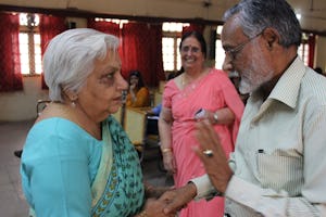 La Dra. Janak Palta McGilligan (izquierda) conversa con un miembro del público. Al fondo puede verse a la Dra. Shirin Mahalati.