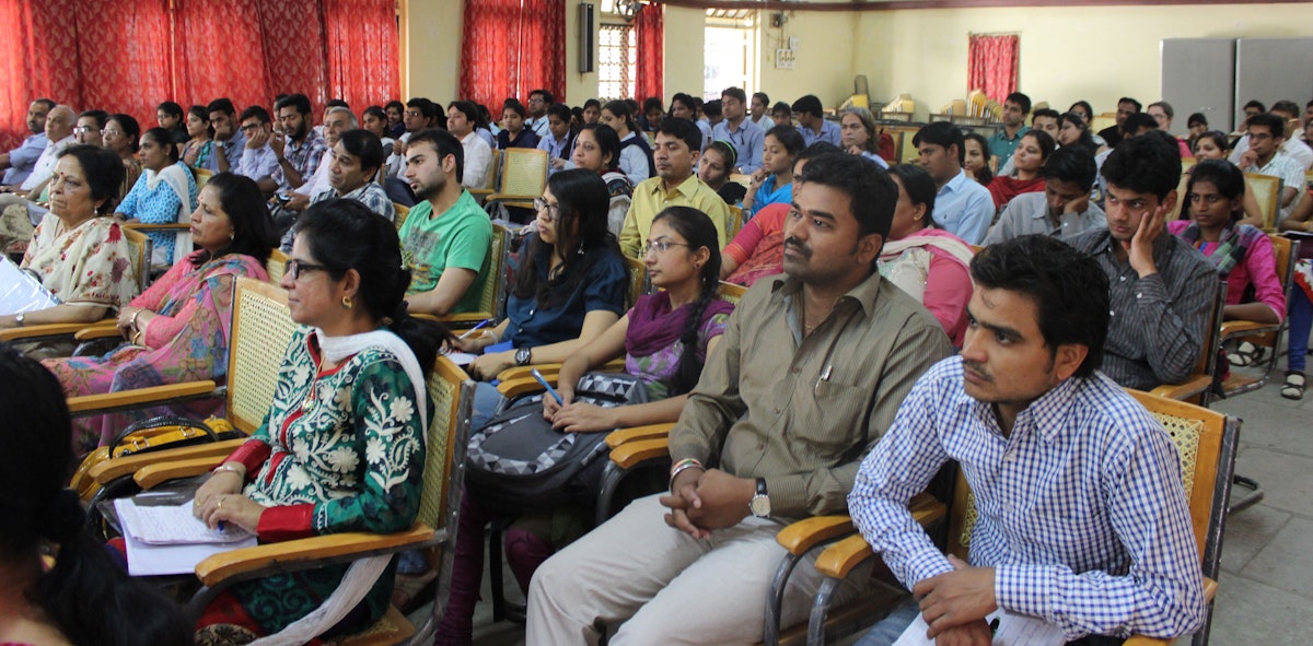 Los participantes escuchan atentamente durante el seminario.