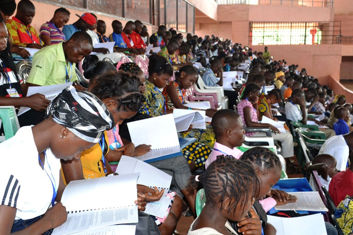 جوانان مشتاقانه مشغول خواندن در کنفرانس اخیر در بانگوئی.