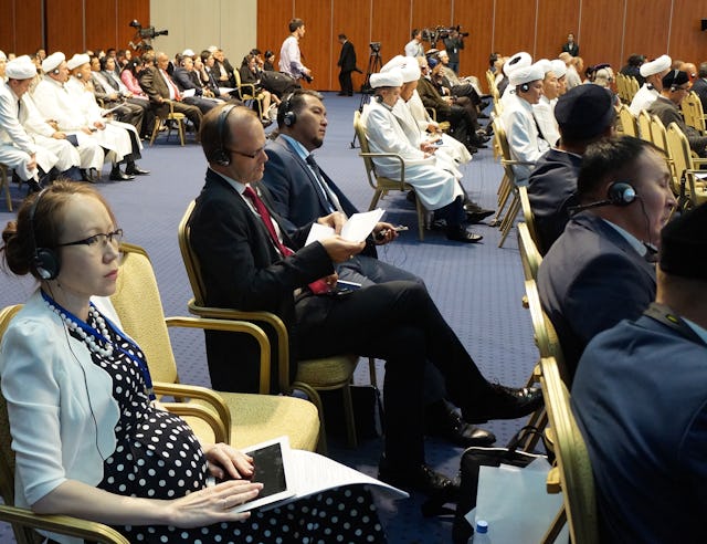 خانم لیازات ینگالیوا، مدیر دفتر اطلاعات عمومی بهائیان قزاقستان، و آقای جاشوا لینکلن، دبیر کل جامعۀ جهانی بهائی، در پنجمین کنگرۀ جهانی رهبران ادیان جهانی و سنتی.