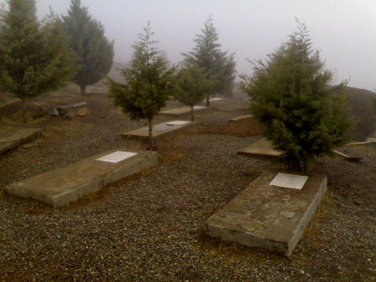 قبرستان بهائيان سنندج، محلى كه مسئولين مانع دفن يك خانم بهائى شدند.