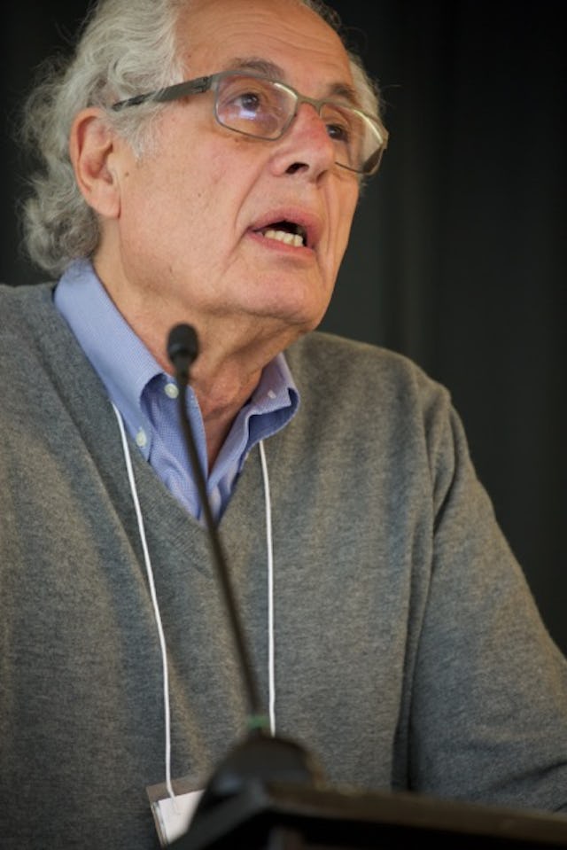 El profesor Howard Adelman, profesor emérito de la Universidad de York, director fundador del Centro de Estudios sobre los Refugiados, hace una presentación en el simposio de la Universidad de Carleton. (Fotografía de Emad Talismán)