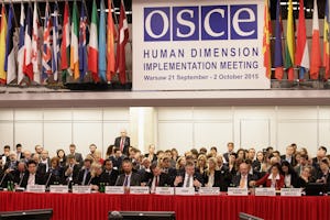 Sesión inaugural de la Reunión de Aplicación sobre Cuestiones de la Dimensión Humana 2015 en Varsovia el 21 de septiembre. (Fotografía de [OSCE/Piotr Markowski](https://www.osce.org/odihr/183971) bajo licencia CC)