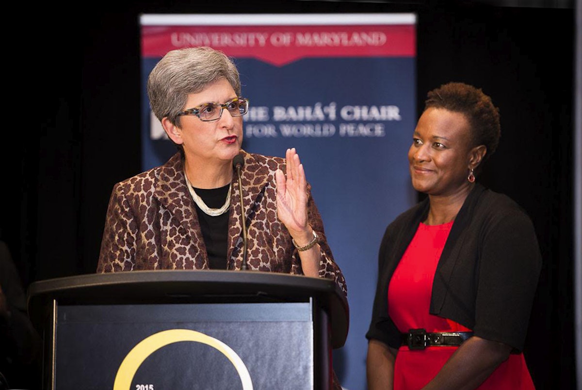 La doctora Hoda Mahmoudi (izquierda), titular de la Cátedra Bahá’í para la Paz Mundial, se dirige a los asistentes a la conferencia Transformaciones Mundiales en la Universidad de Maryland. La doctora Prudence Carter, socióloga de la Universidad de Stanford, se sitúa a la derecha.