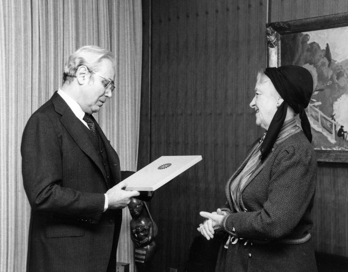 In 1985, Madam Ruhiyyih Rabbani, the widow of Shoghi Effendi and a Hand of the Cause of God, presented The Promise of World Peace to United Nations Secretary General Javier Perez de Cuellar.