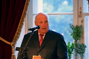 King Harald of Norway addresses the interfaith gathering held at the Royal Palace in Oslo. (Photo by Baha'i community of Norway)