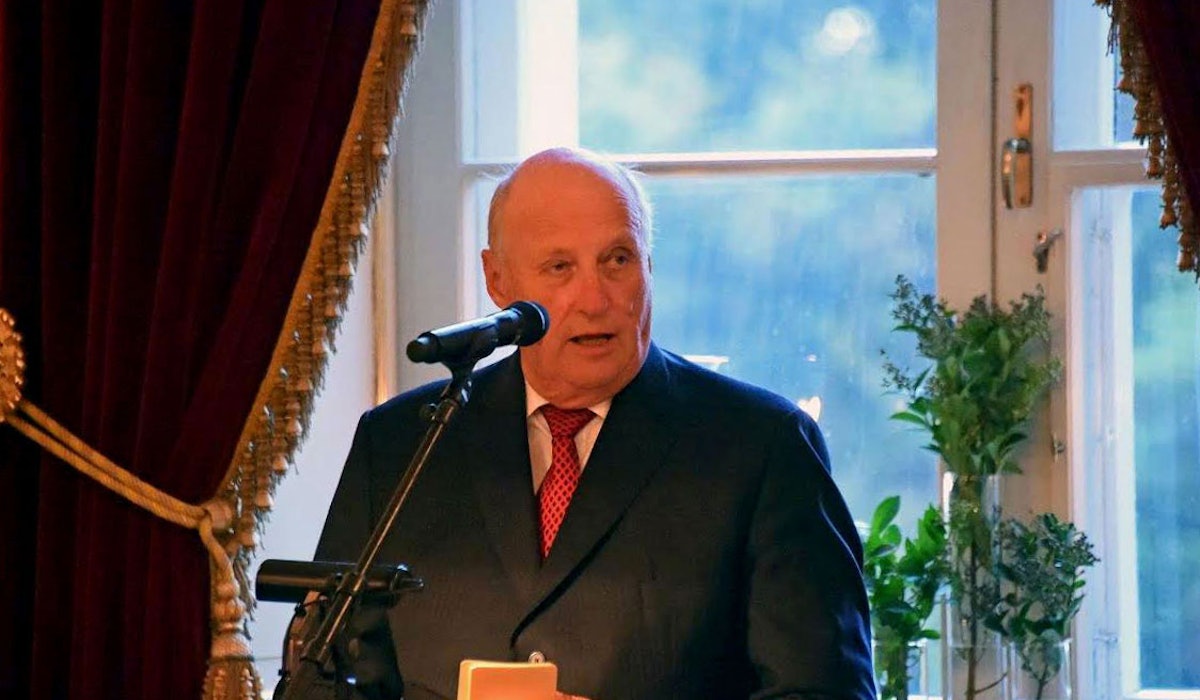 King Harald of Norway addresses the interfaith gathering held at the Royal Palace in Oslo. (Photo by Baha'i community of Norway)