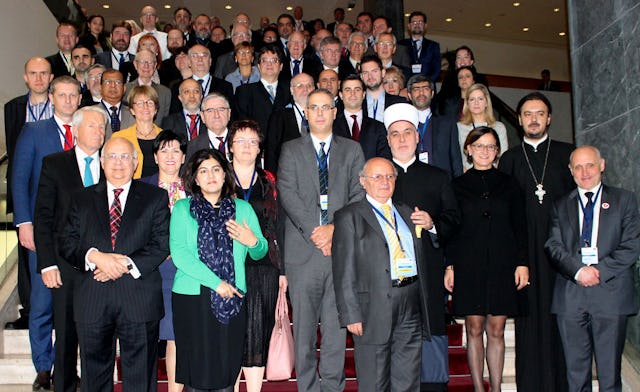 رهبران سیاسی و مذهبی و همچنین نمایندگان جامعۀ مدنی و دانشگاهیانِ حاضر در شورای اروپا در سال ١٣٩٤ (۲۰۱۵)، که برای تبادل آراء در بُعد مذهبی گفتگوی بین فرهنگ ها در سارایوو، بوسنی و هرزگوین، در تاریخ ۲ و ۳ نوامبر گردهم آمده بودند. (عکس از شورای اروپا)