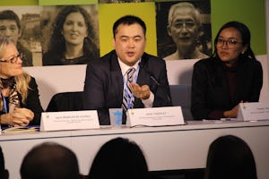 El representante de la CIB, Serik Tokbolat, habla en un debate sobre la resistencia de las comunidades ante los sucesos extremos provocados por el clima.