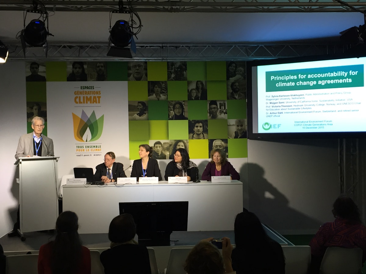 Representantes del Foro Internacional del Medio Ambiente en una mesa redonda en la COP21.