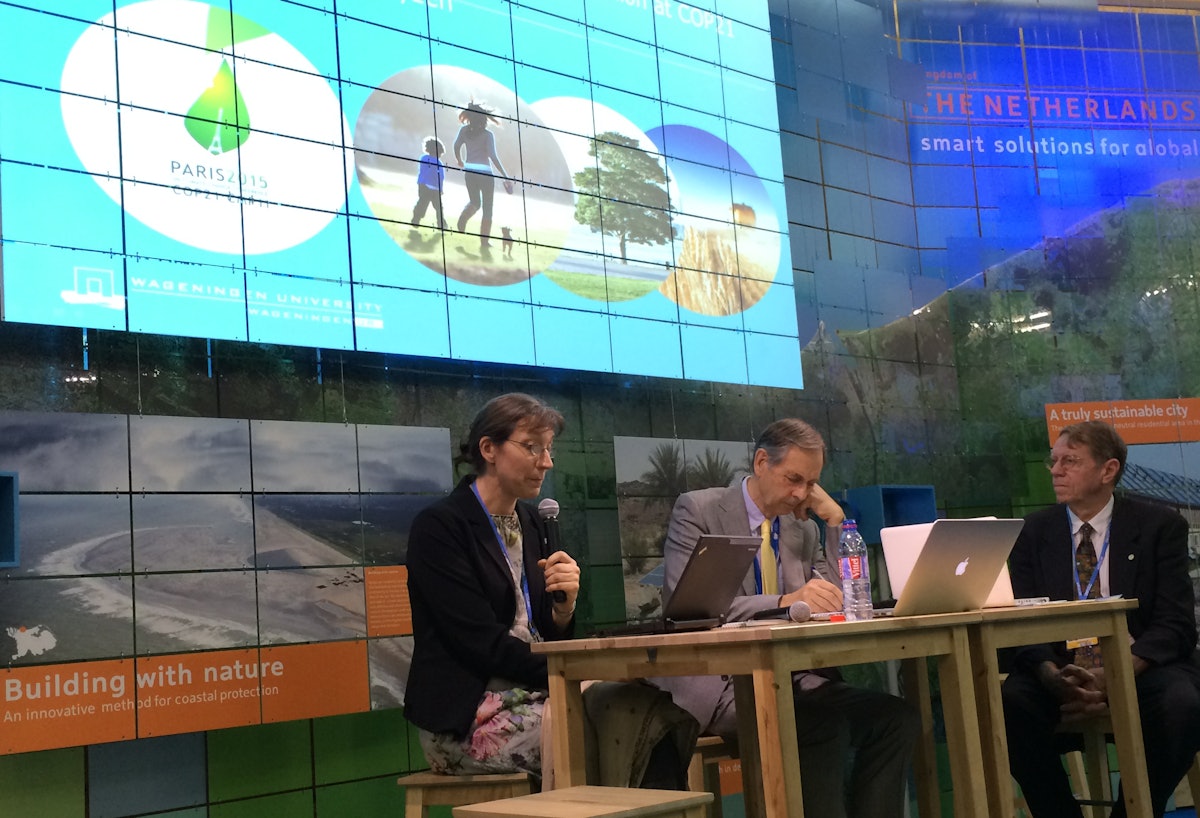 نمایندۀ IEF، خانم سیلویا کارلسون-وینک‌هُیزِن (Sylvia Karlsson-Vinkhuyzen)، نفر سمت چپ، در حال سخنرانی در اجلاس کنفرانس سازمان ملل متّحد در مورد تغییرات آب و هوایی COP21.