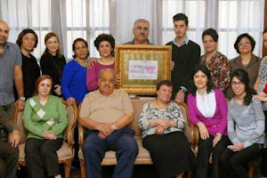 هدیۀ آیتاللّه تهرانی به خانوادههای سه تن از بیست نفر بهائی (نوید اقدسی، یاور حقیقت و شهرام نجفتومرائی)، که به طور ناعادلانه در ۱۵ نوامبر به علّت اعتقادات خود در ایران دستگیر شدند اعطا شد.