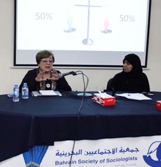 Dr. Sawsan El-Hady gives a presentation about the contribution of women in establishing peace on 9 December 2015 at the Bahrain Society for Sociologists.
