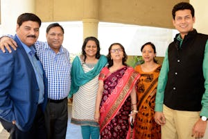 اساتید دانشکدۀ اقتصاد دانشگاه دِوی آهیلیا (Devi Ahilya) در نشستی با عنوانِ "تقویت اقتصادهایِ محلّی با هدفِ نظامِ عادلانه جهانی".