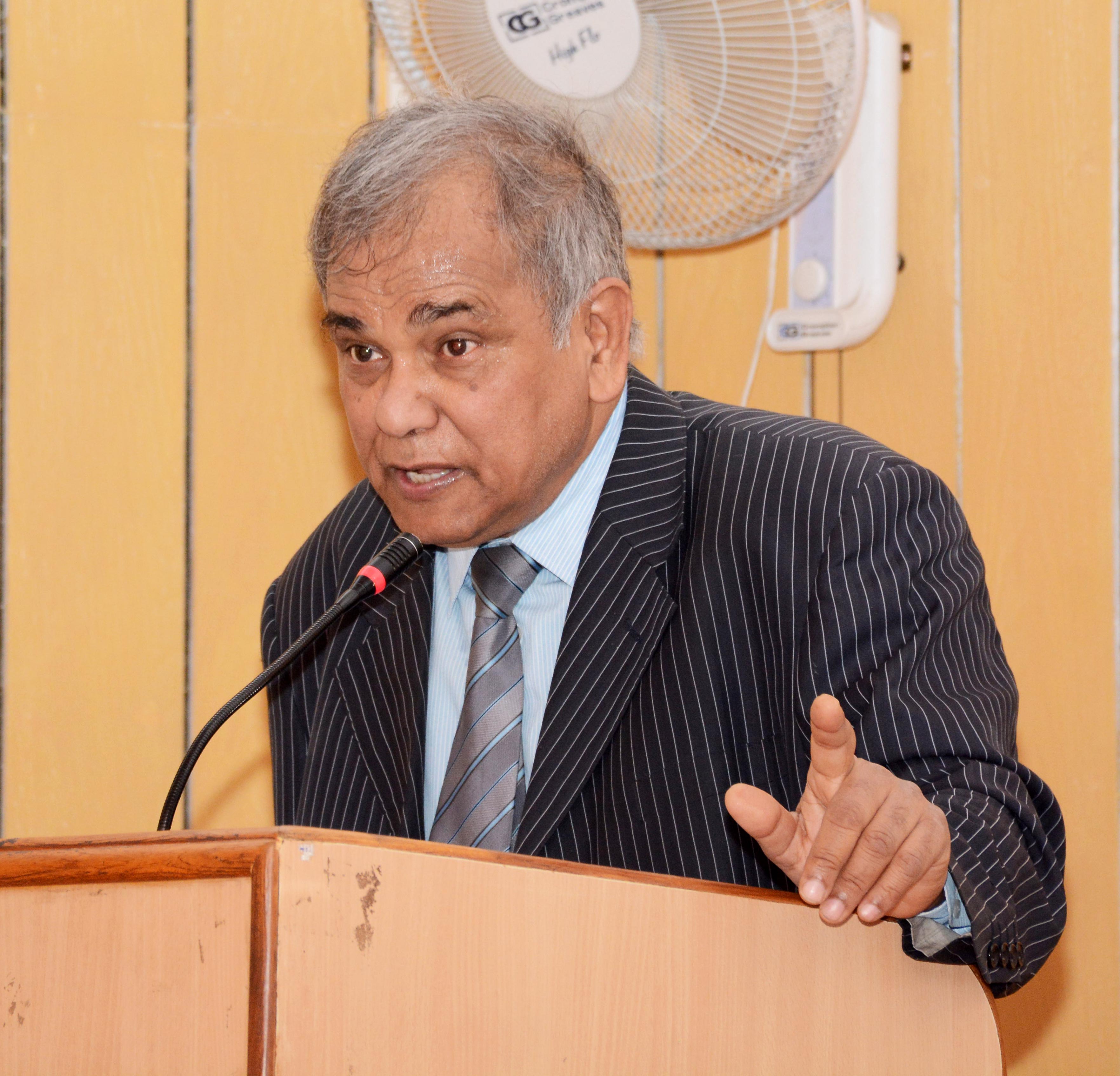 Economist Amitabh Kundu delivering the keynote address