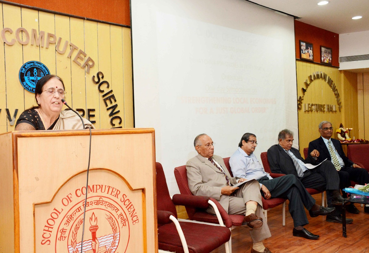 Dr. Shirin Mahalati delivers the opening talk at the symposium. Other speakers from left to right: V.S.Kokje; Ashutosh Mishra, Honorable Vice Chancellor, Devi Ahilya university; Amitabh Kundu and Ganesh Kawadia