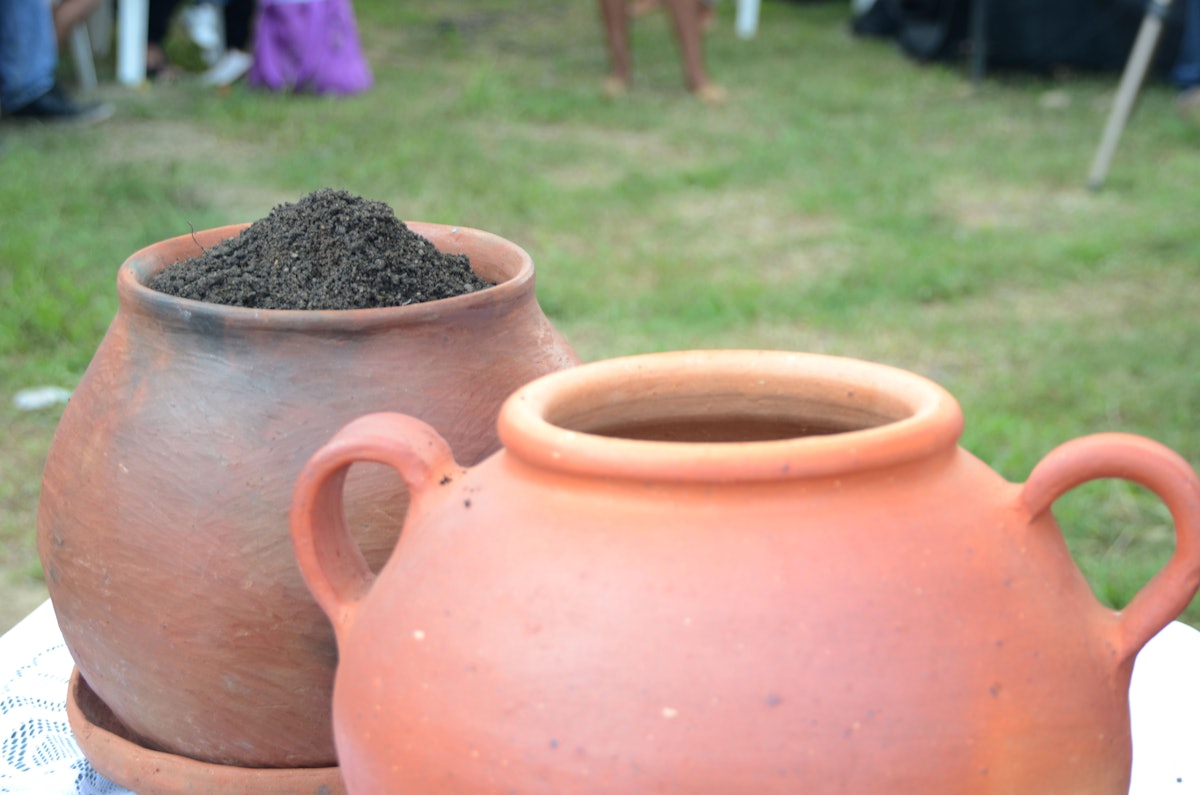 Soil brought by representatives of some 60 communities in Colombia was deposited into a traditional clay vessel, called a "tinaja". The soil symbolizes freedom, as the land in this region was inhabited by former slaves-Afro-Colombians who left large plantations and settled in Norte del Cauca in the nineteenth century.