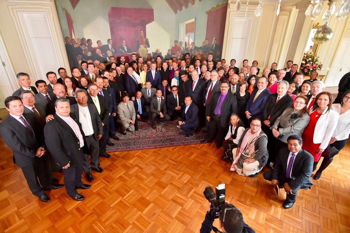 President Juan Manuel Santos with religious representatives in Colombia on 4 July 2016. Mrs. Ximena Osorio of the Baha'i community, in gray, stands in the second row, first from the right.