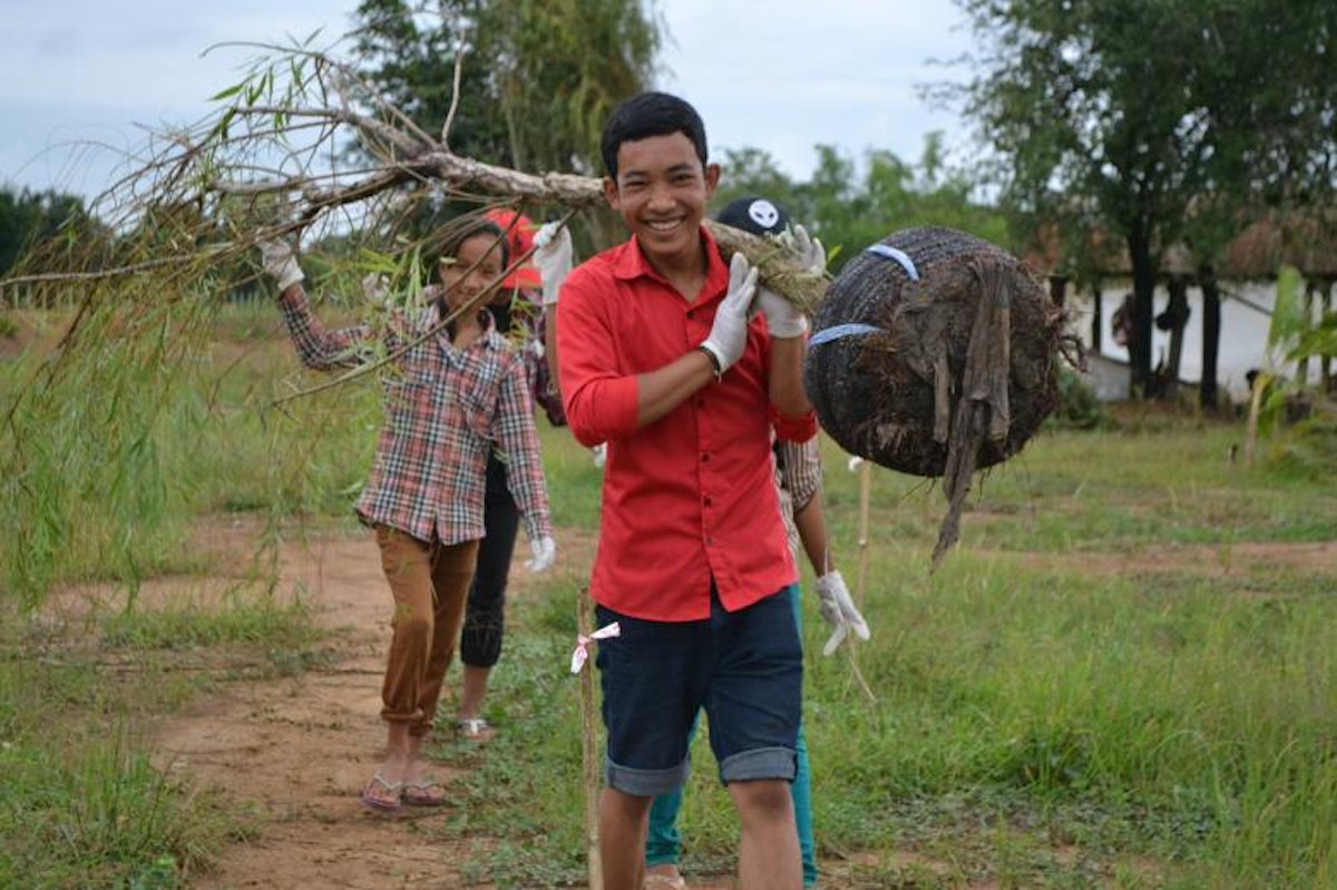 Volunteers at the recent tree-planting project at the Temple site in Battambang.