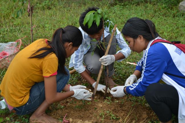 Volunteers at the recent tree-planting project at the Temple site in Battambang
