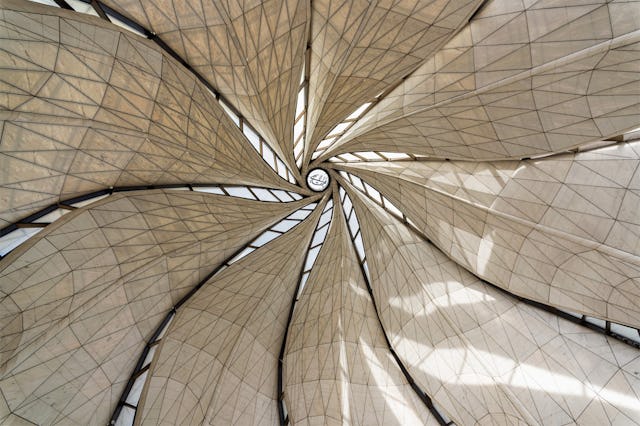 نمایی داخلی از معبد بهائی آمریکای جنوبی.