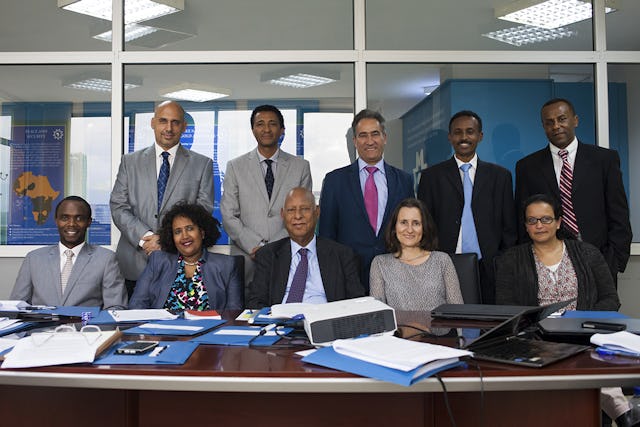 Personal y algunos de los colaboradores de la Oficina de la Comunidad Internacional Bahá'í en Addis Abeba. El profesor Techeste Ahderom se encuentra en el centro de la primera fila..