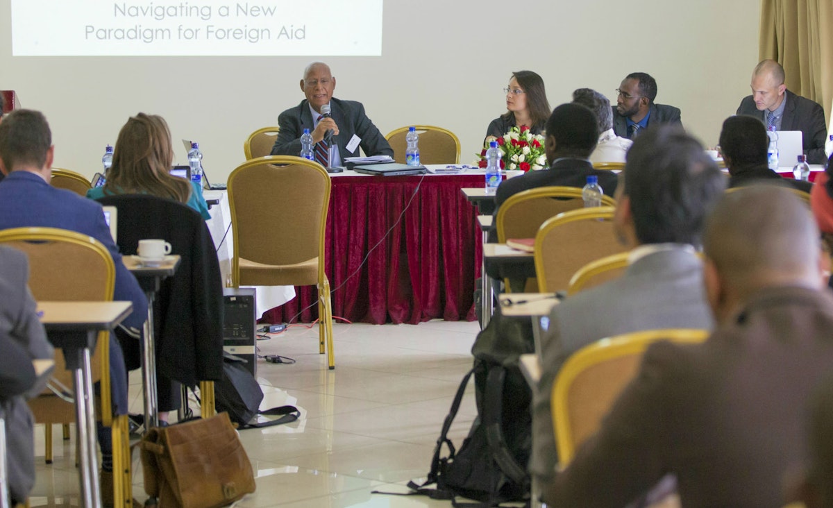 پروفسور تکسته آهدروم، نمایندۀ جامعۀ جهانی بهائی در حال ادارۀ یک جلسۀ شور با عنوان «همکاری‌های جدید برای بازسازی آفریقا در مرحلۀ پسا درگیری»، ژوئن ۲۰۱۶، آدیس آبابا