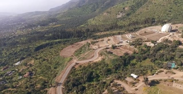 نمایی هوایی از معبد بهائی آمریکای جنوبی و فضای پیرامون آن واقع در کوهپایههای آند در سانتیاگو، شیلی.