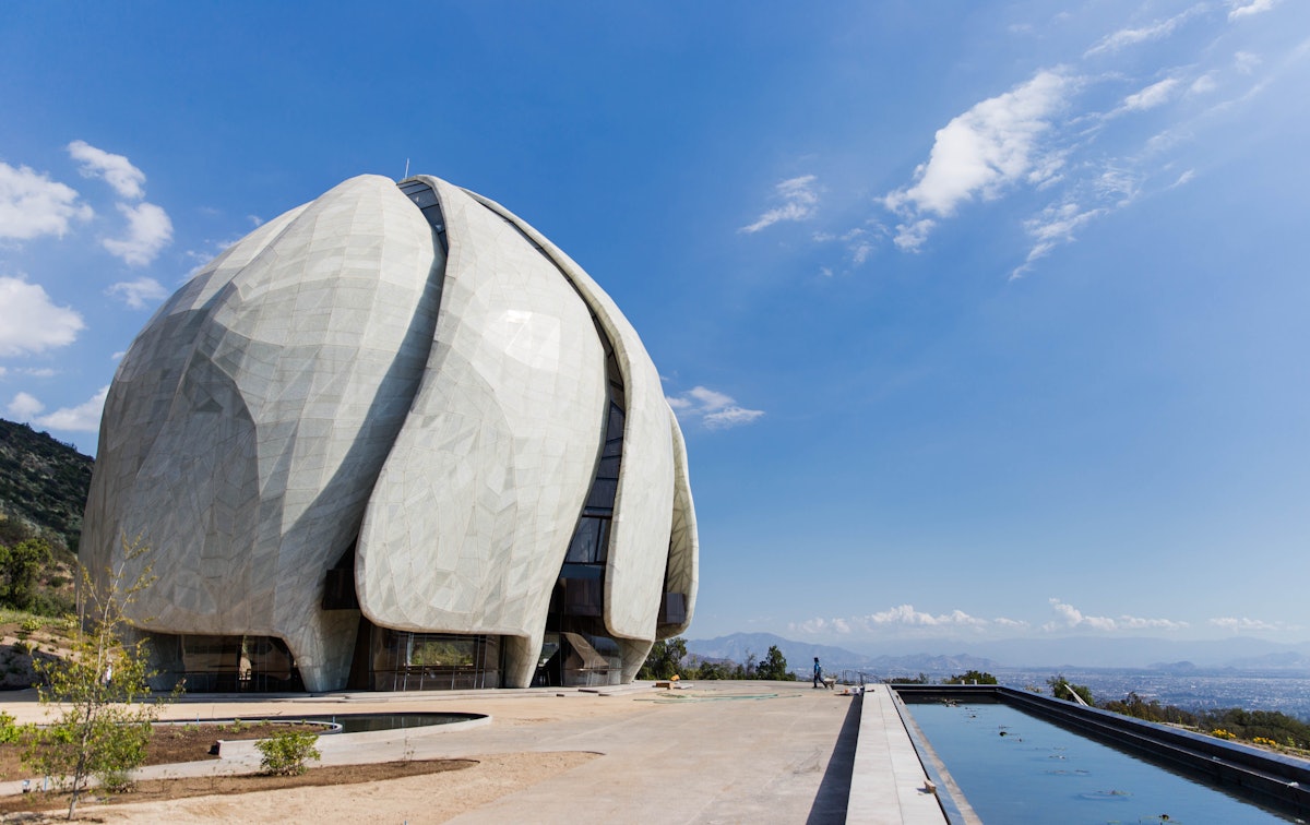 A building that at many points in its development seemed impossible to achieve, particularly in a location prone to earthquakes, has been magnificently realized. In its finished form, nine identical wing-like panels of translucent cast glass curve around to form the temple’s dome. Natural light passes through the glass and floods the white marble interior.