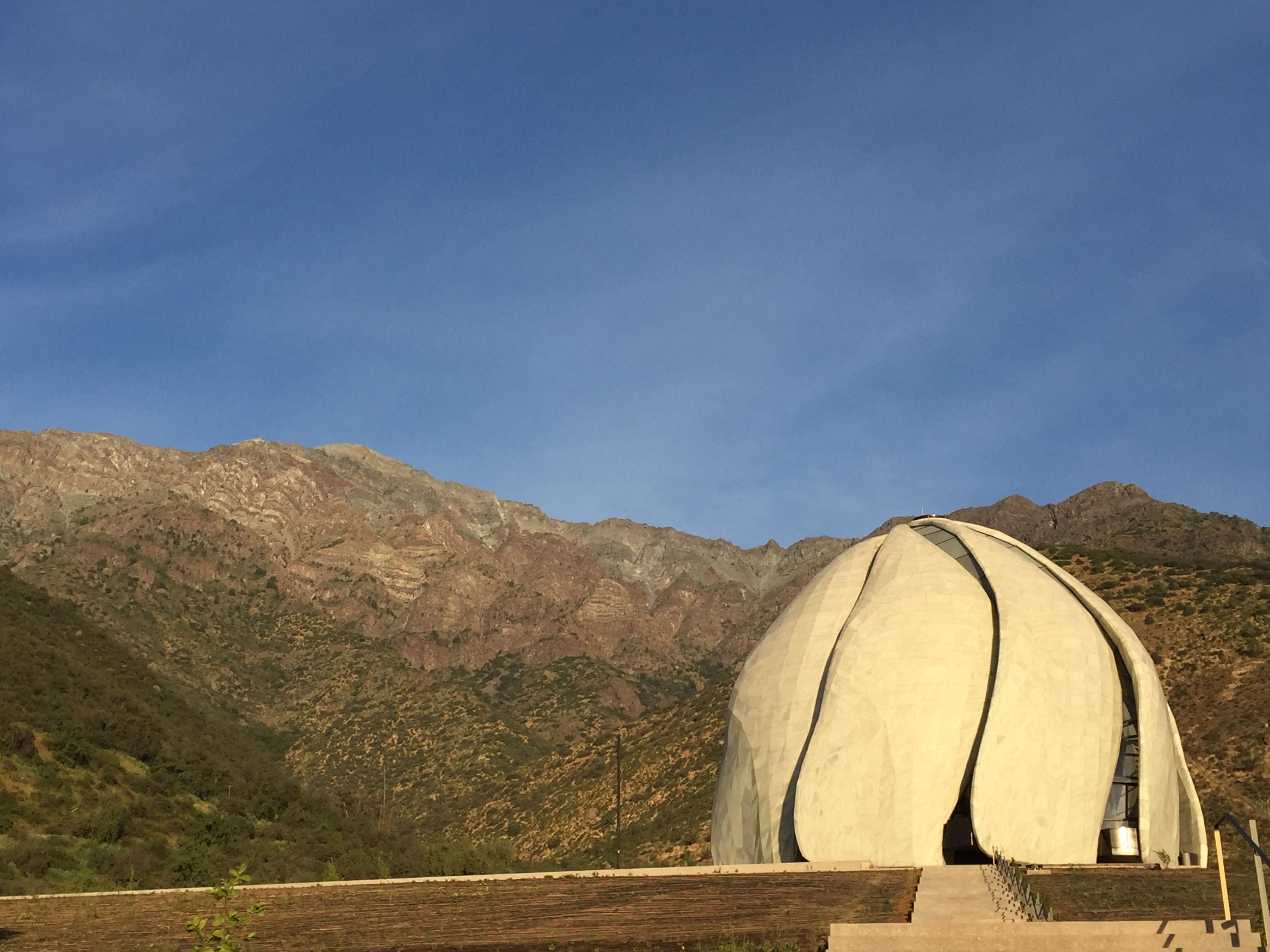 نوآ ریچلر (Noah Richler) نویسندۀ مشهور کانادایی در مجلۀ طراحی آزور (Azure) می‌نویسد «این معبد، از یک سو ماورای این دنیا و از سوی دیگر از جنس دامنۀ کوه و متعلق به آن به نظر می‌رسد.»