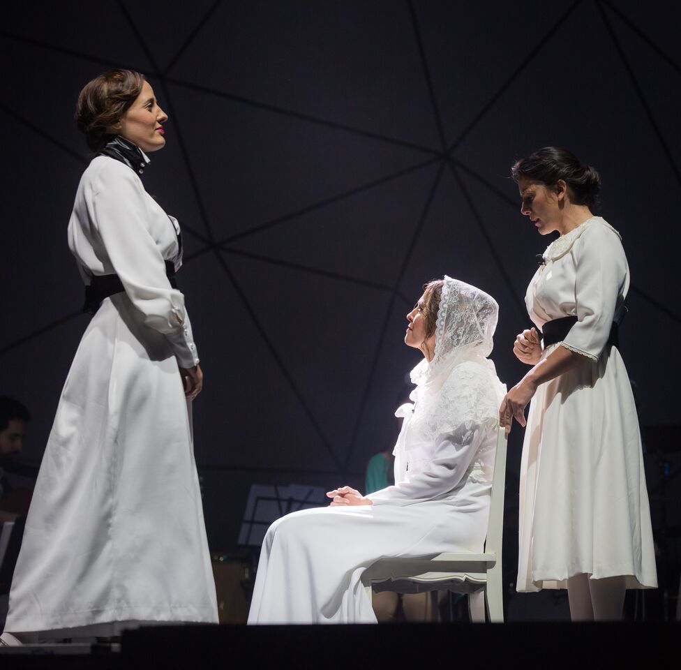 Among the first Baha’is to set foot on the South American continent to share their beliefs were three brave North-American women—Martha Root, Leonora Armstrong, and May Maxwell. Their heroic efforts in the early decades of the twentieth century were vividly brought to life by three actors in a dramatic presentation, titled Las Rosas Blancas de America.