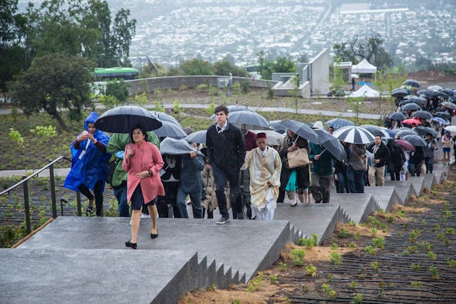 A group of around 450 participants approaches the Temple.