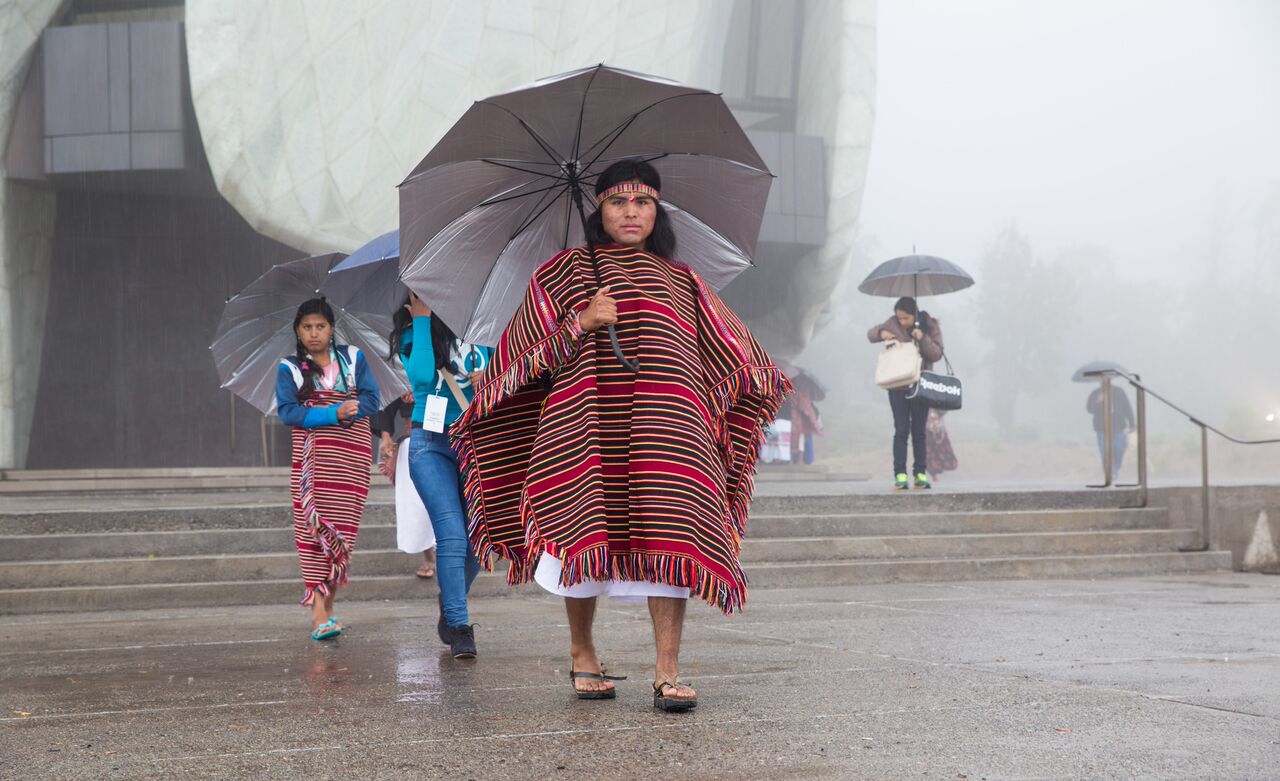 بازدیدکنندگان در برنامۀ سحرگاهی معبد.