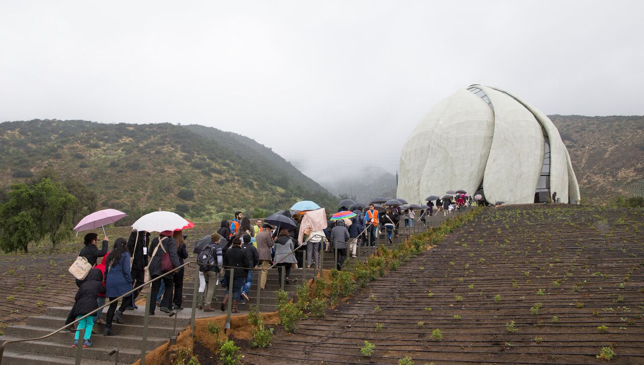 گروه‌های ۵۰۰ نفری از بین حدود پنج هزار شرکت‌کننده در کنفرانس برای اولین بازدید خود راهی معبد می‌شدند.