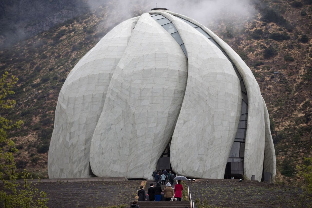 شرکت‌کنندگان در کنفرانس در حال وارد شدن به داخل معبد.